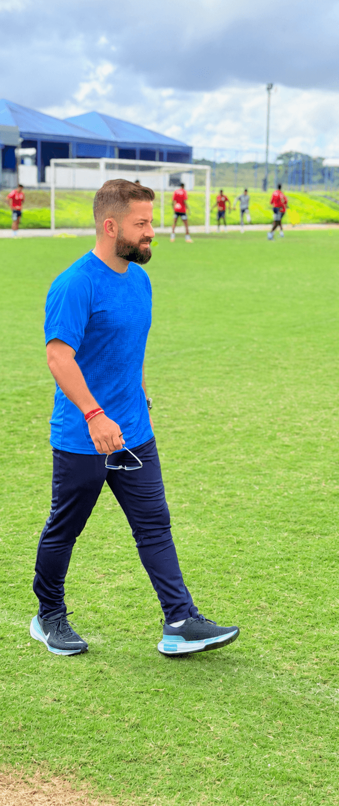 Fisioterapeuta em campo de treino de futebol